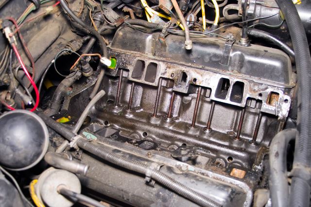 Intake removed and valley is very clean.  No heavy sludge build up.  Open Hi Resolution